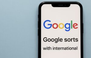 Google sortiert Nachrichten neu: Was die Änderungen für Medien – und für jede Werbeagentur Stuttgart – bedeuten Die digitale Medienwelt verändert sich rasant – und Google setzt mit neuen Funktionen und einem internationalen Pilotprogramm erneut Maßstäbe. Für Medienhäuser und jede Werbeagentur Stuttgart ergeben sich daraus spannende Chancen, aber auch neue strategische Anforderungen.