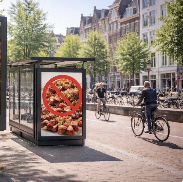 Marketing & Medien: Amsterdam zeigt Haltung! und verbietet Fleischwerbung  Einordnung durch Ihre Werbeagentur in Stuttgart Amsterdam schreibt Werbegeschichte: Als erste Hauptstadt weltweit führt die niederländische Metropole ein stadtweites Verbot von Außenwerbung für Fleisch und fossile Brennstoffe ein.