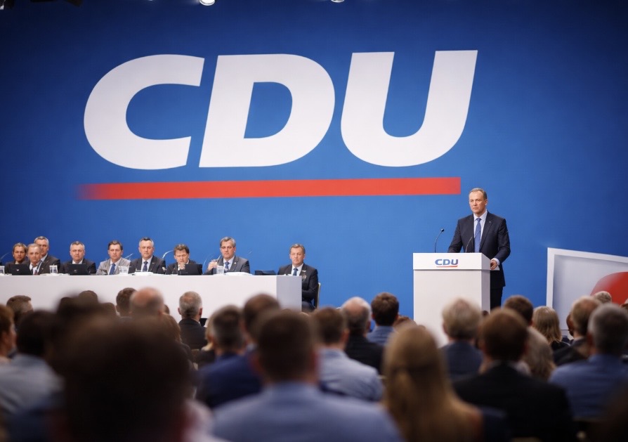 Social-Media-Altersgrenze ab 14 Jahren: Auch CDU unterstützt strengere Regeln wsk werbeagentur in Stuttgart berichtet über aktuelle politische Entwicklungen im digitalen Raum Die Diskussion um eine gesetzliche Social-Media-Altersgrenze ab 14 Jahren gewinnt in Deutschland zunehmend an Bedeutung.